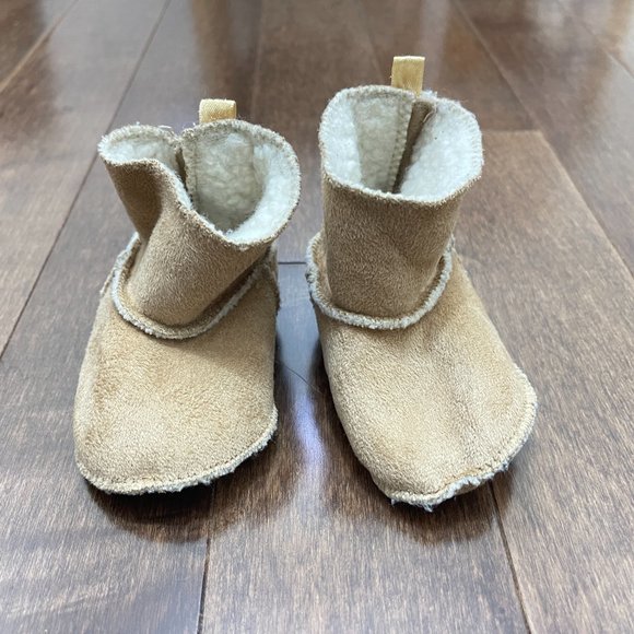 Baby Boy Bundle (6-12 months) Clothes, Boots, Carrier - Picture 5 of 11